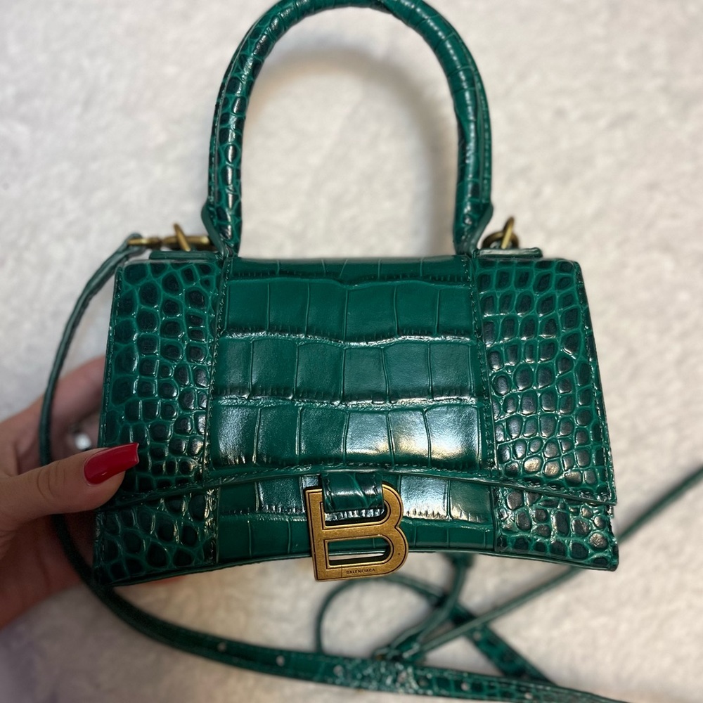 Green hourglass bag